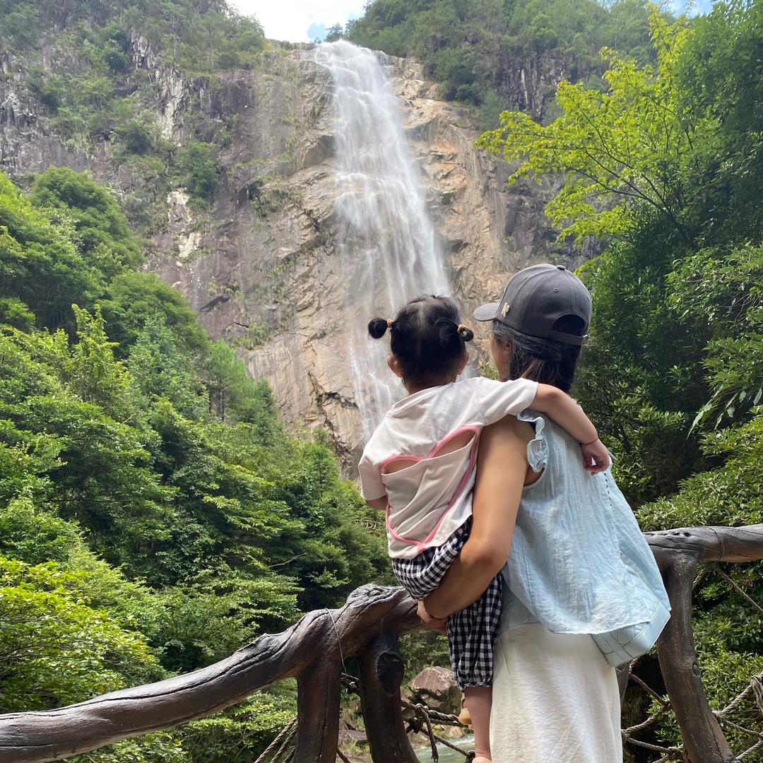 ╰陽光刺痛肋眼角