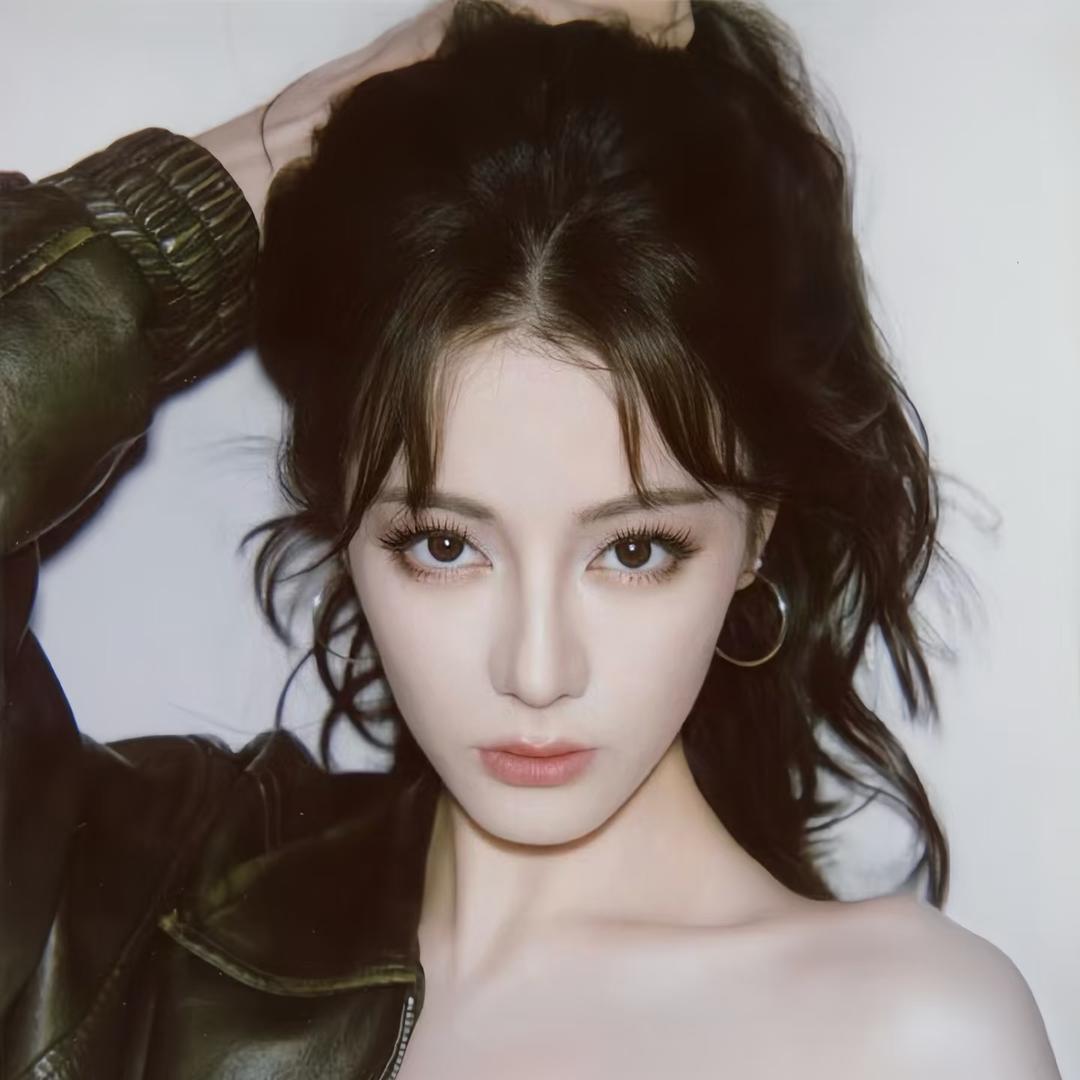 喜欢看剧的美少女