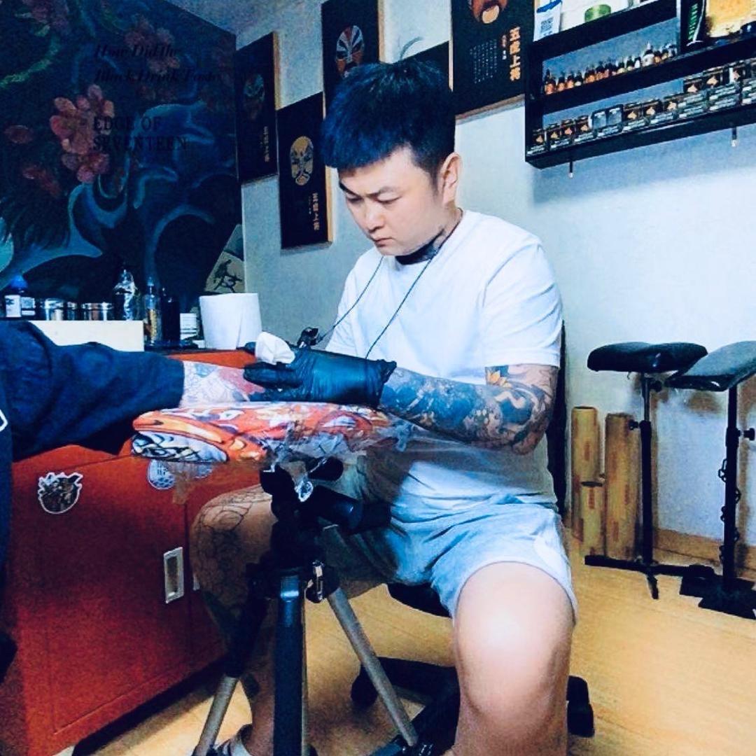 墨艺纹身