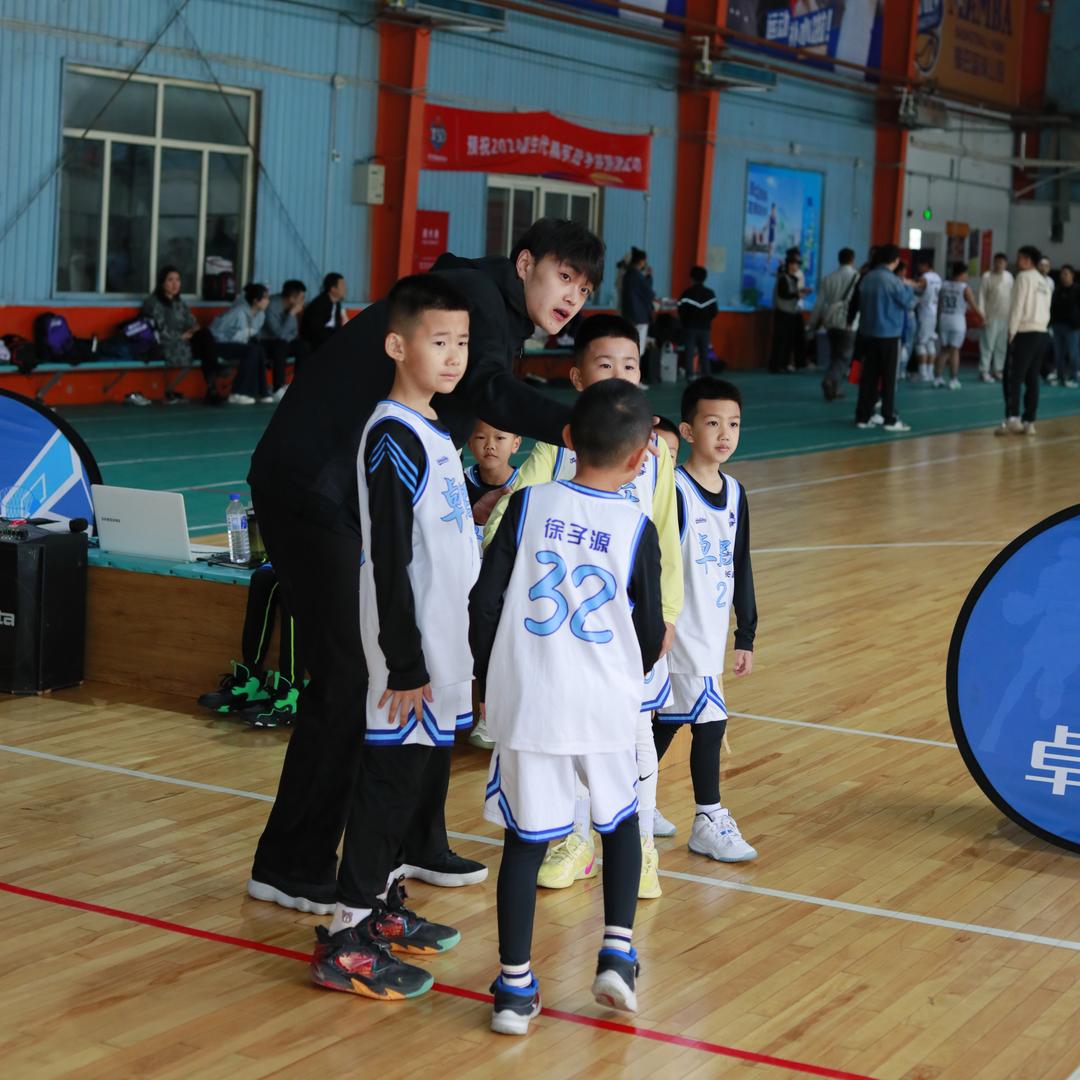 卓跃体育少儿篮球培训