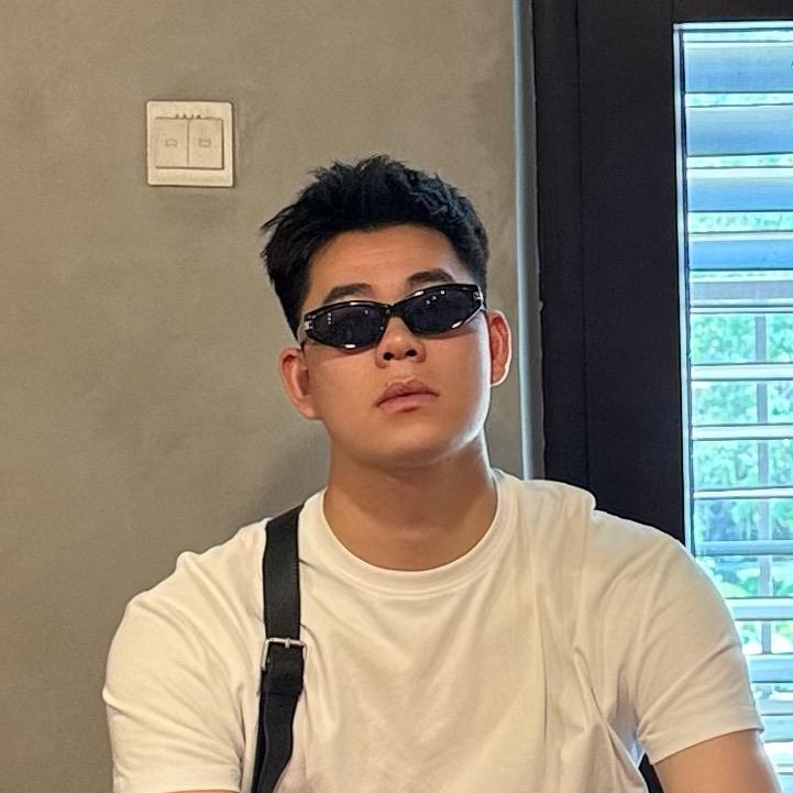 阿坤很爱吃.