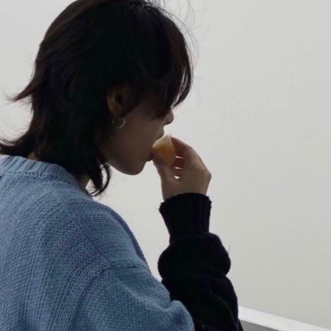 不许装睡了