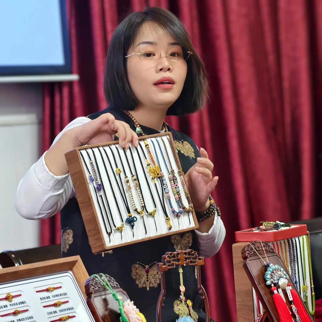 绳结技艺非遗传承人刘丽