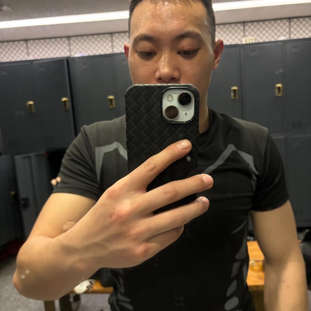 小何
