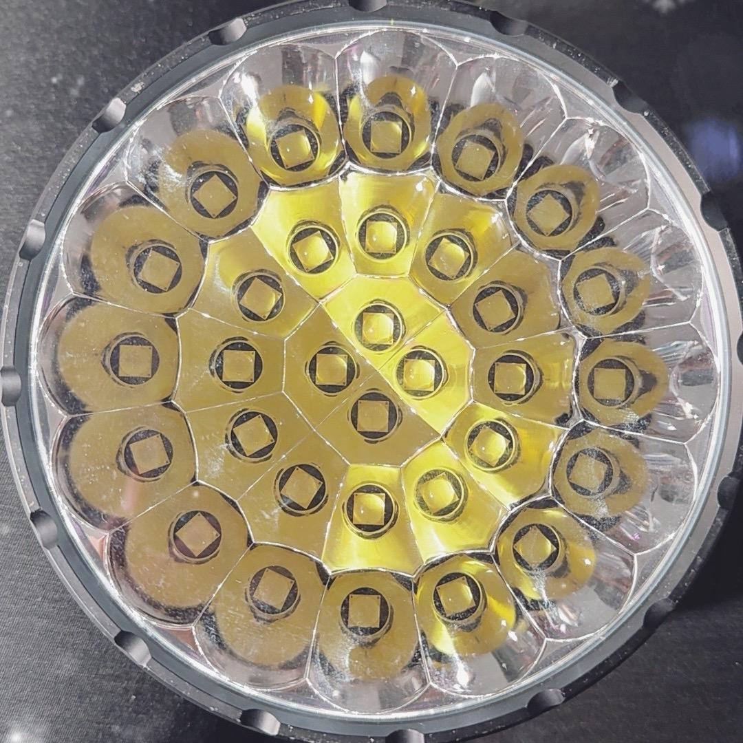 夜路中的手电光