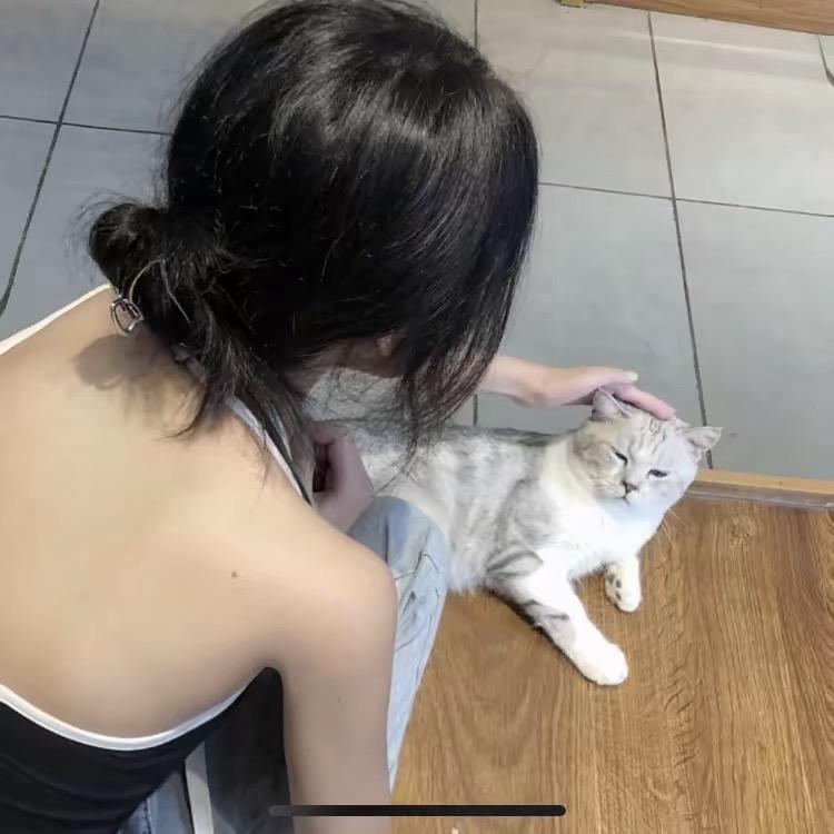 李穩月♡ .