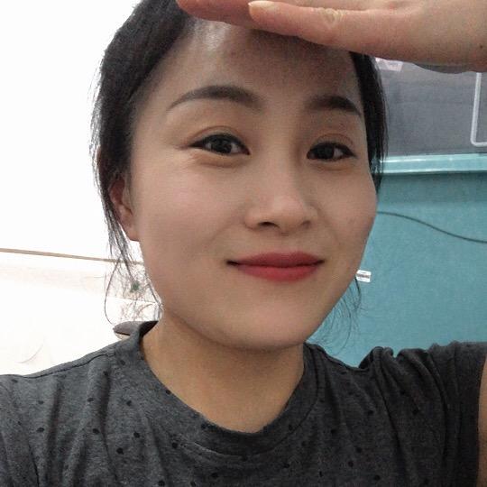 一个卖鱼的小姐姐