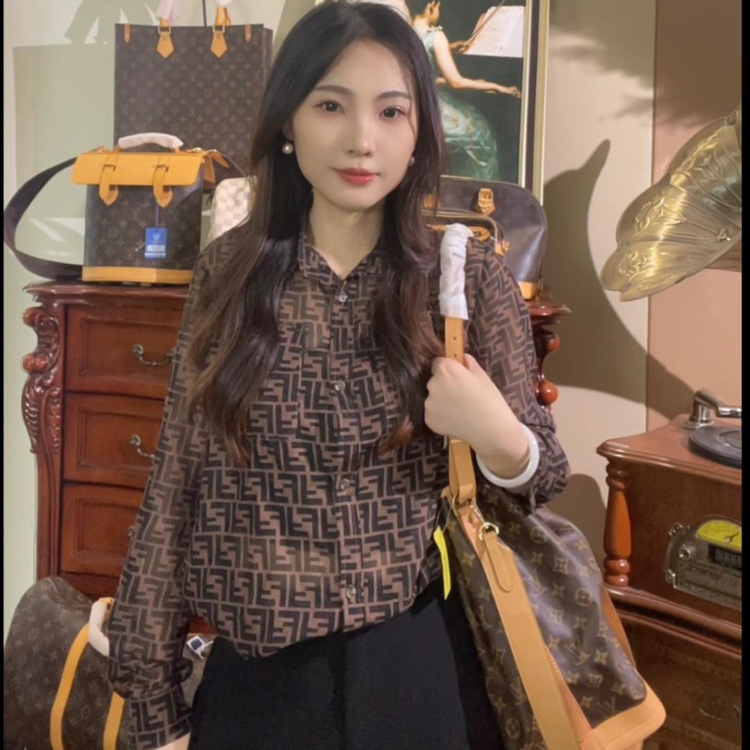 友戏二奢利亚德二手奢侈品专卖店8号仓