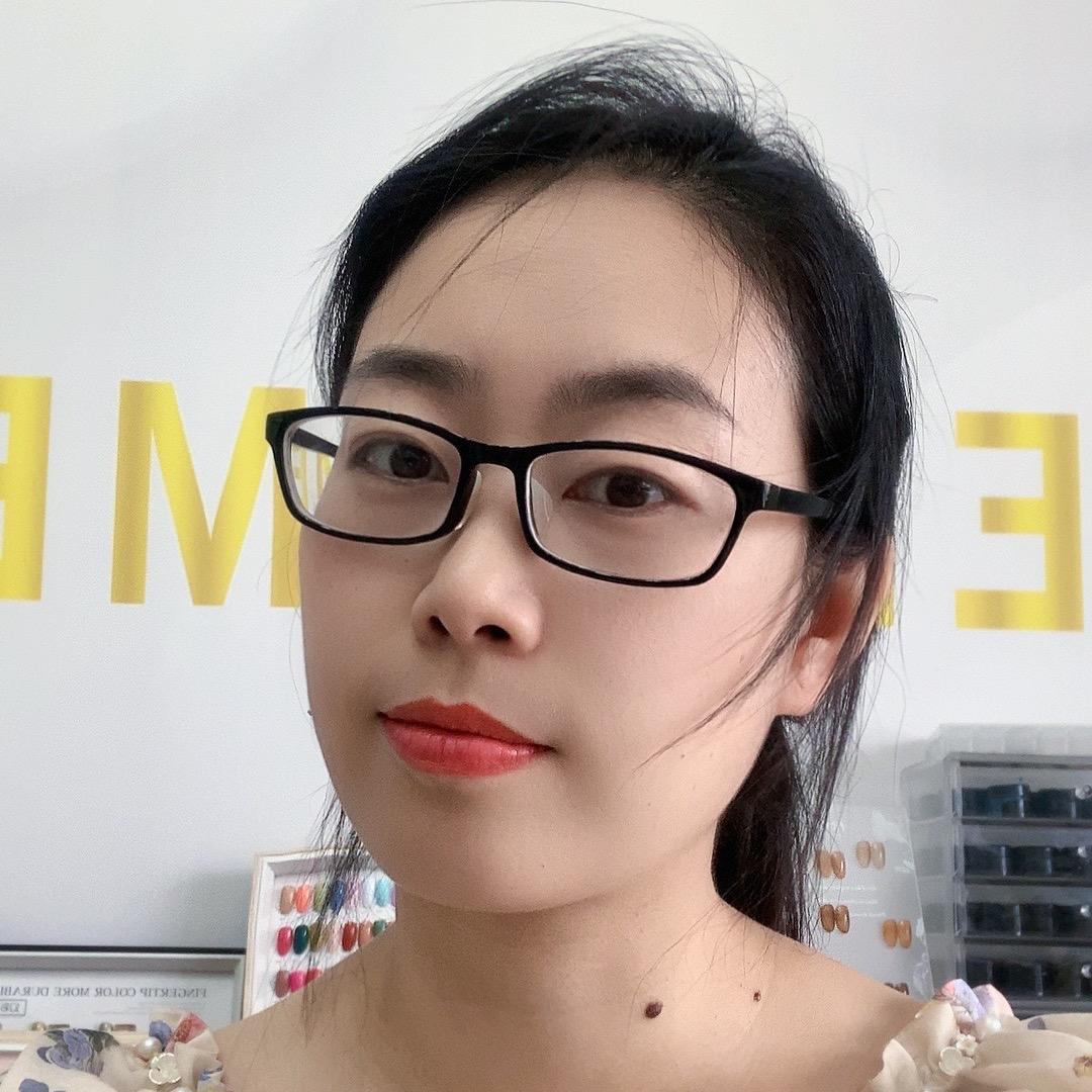 糖糖在美甲
