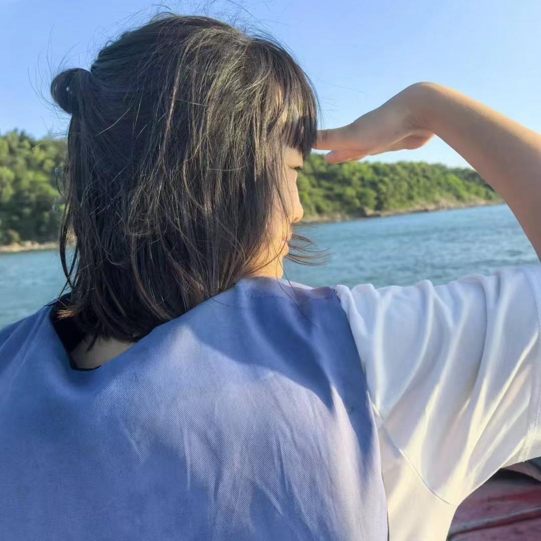 散步吃着小草莓