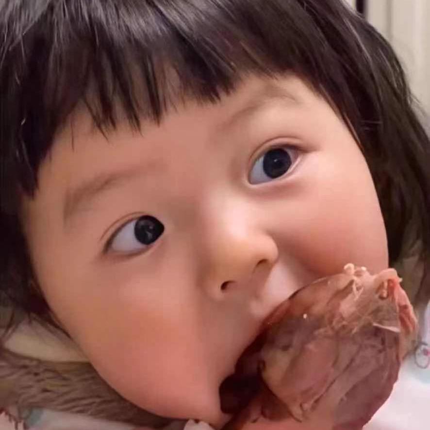 叼着奶瓶看车模