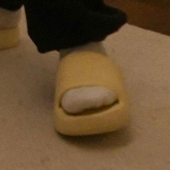 大黄拖鞋圆脑袋