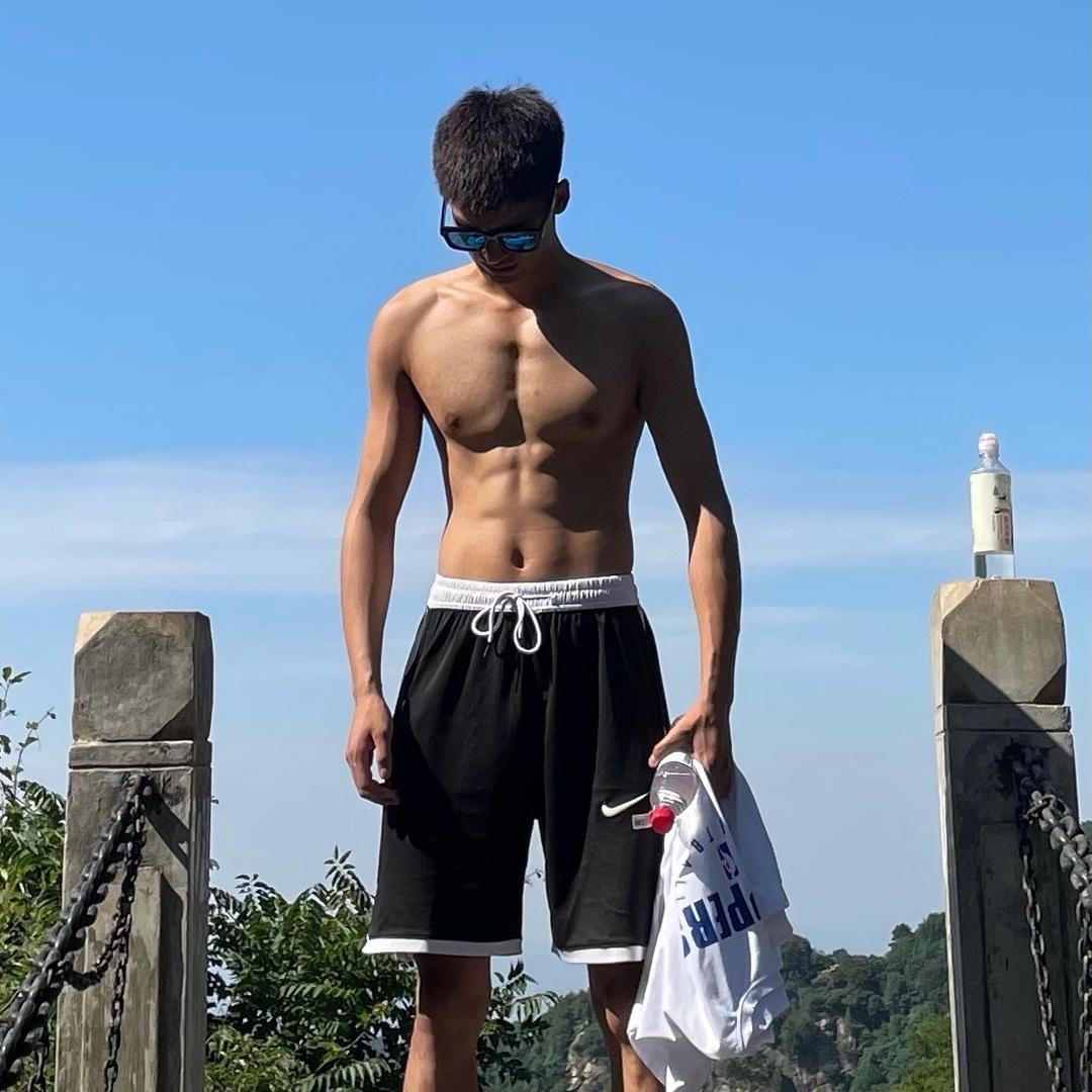 爱抬杠的晨哥啊