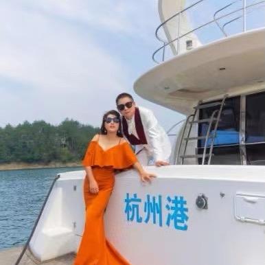 快递驿站老板娘养号中