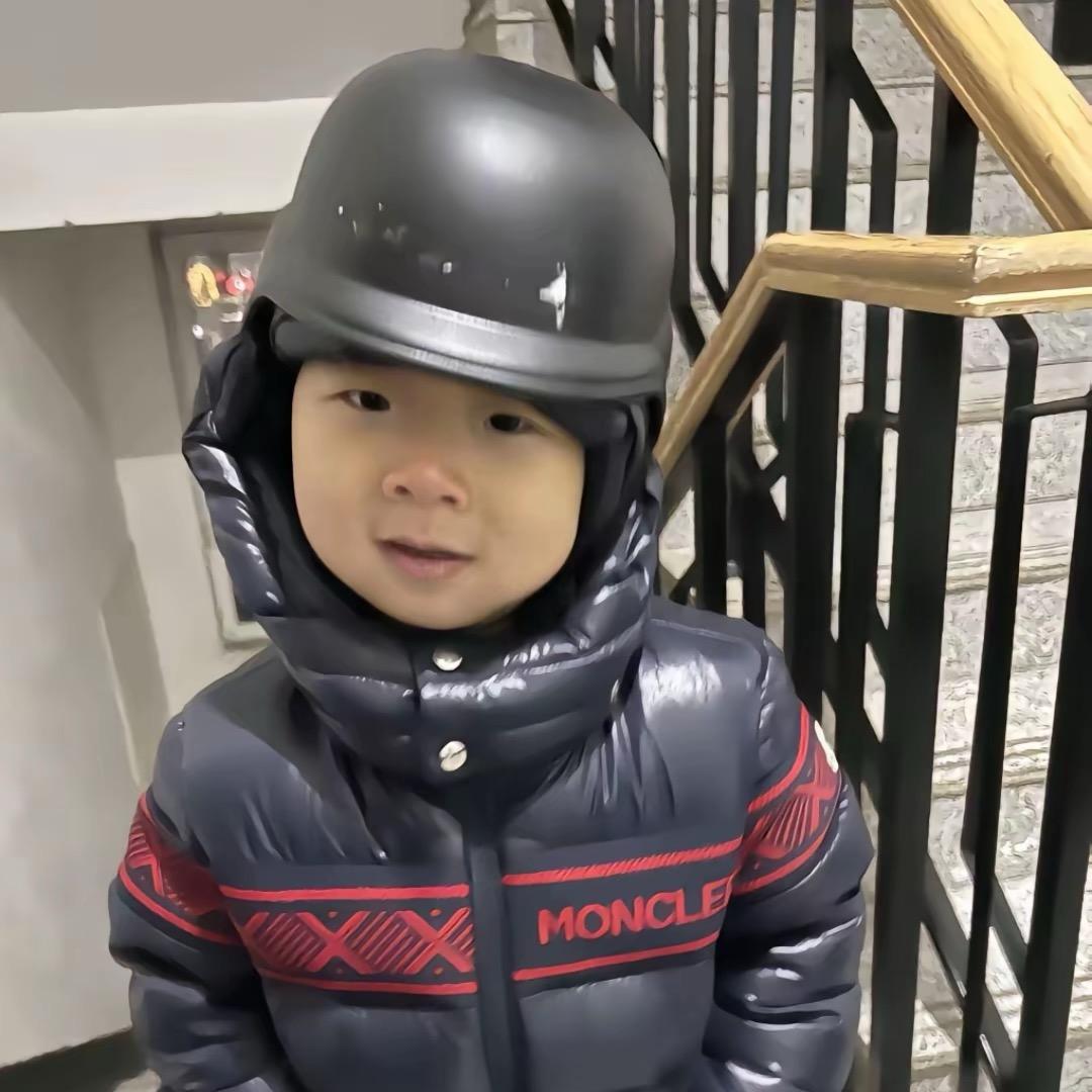 栋栋.