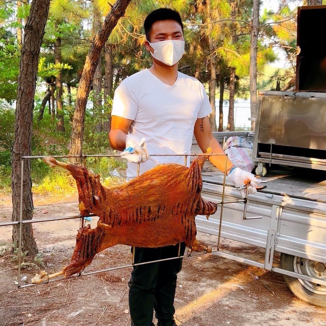 小杨流动烤全羊团队食品