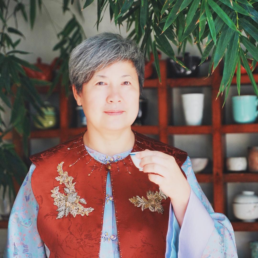 玩茶的老太太