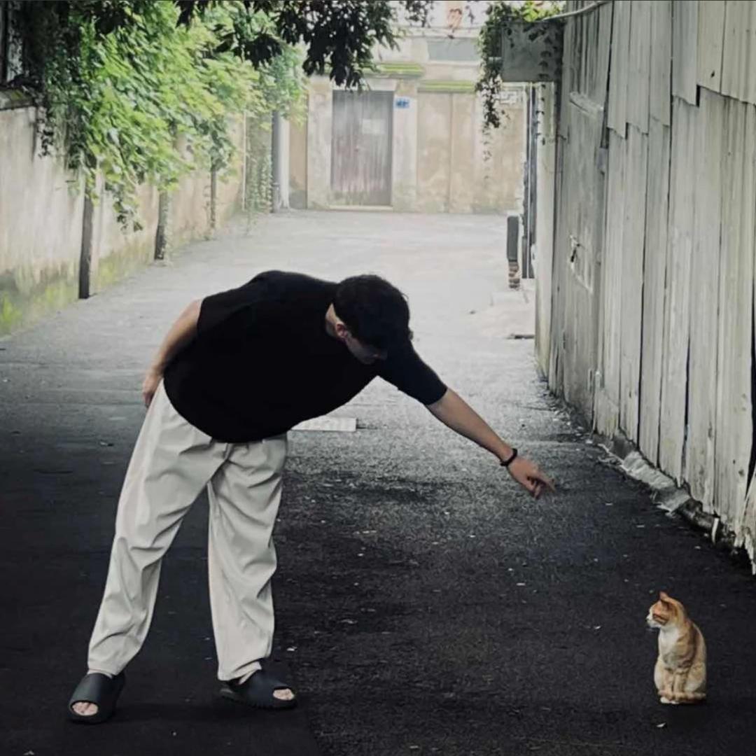 佟离.