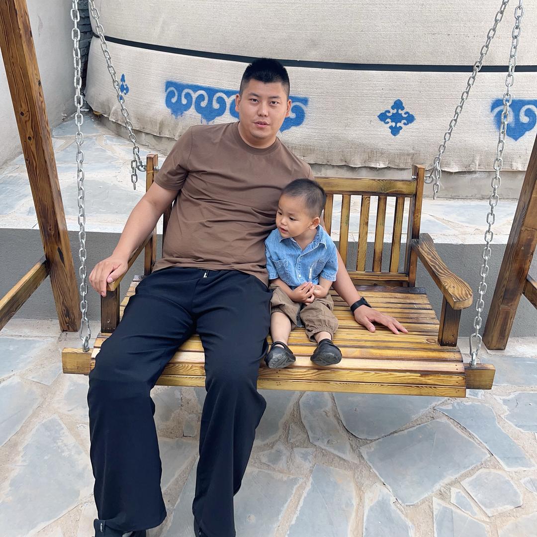 爱吃水果的小二