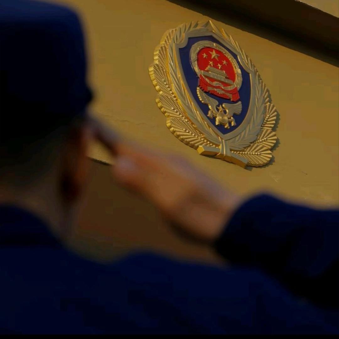 M、