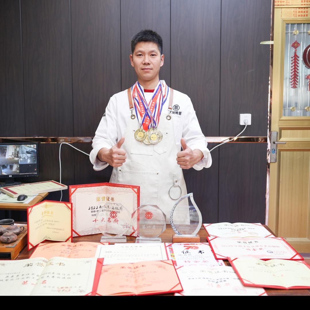 姚朋，姚大厨在今晚、紫薇苑小吃街卖米粉肉