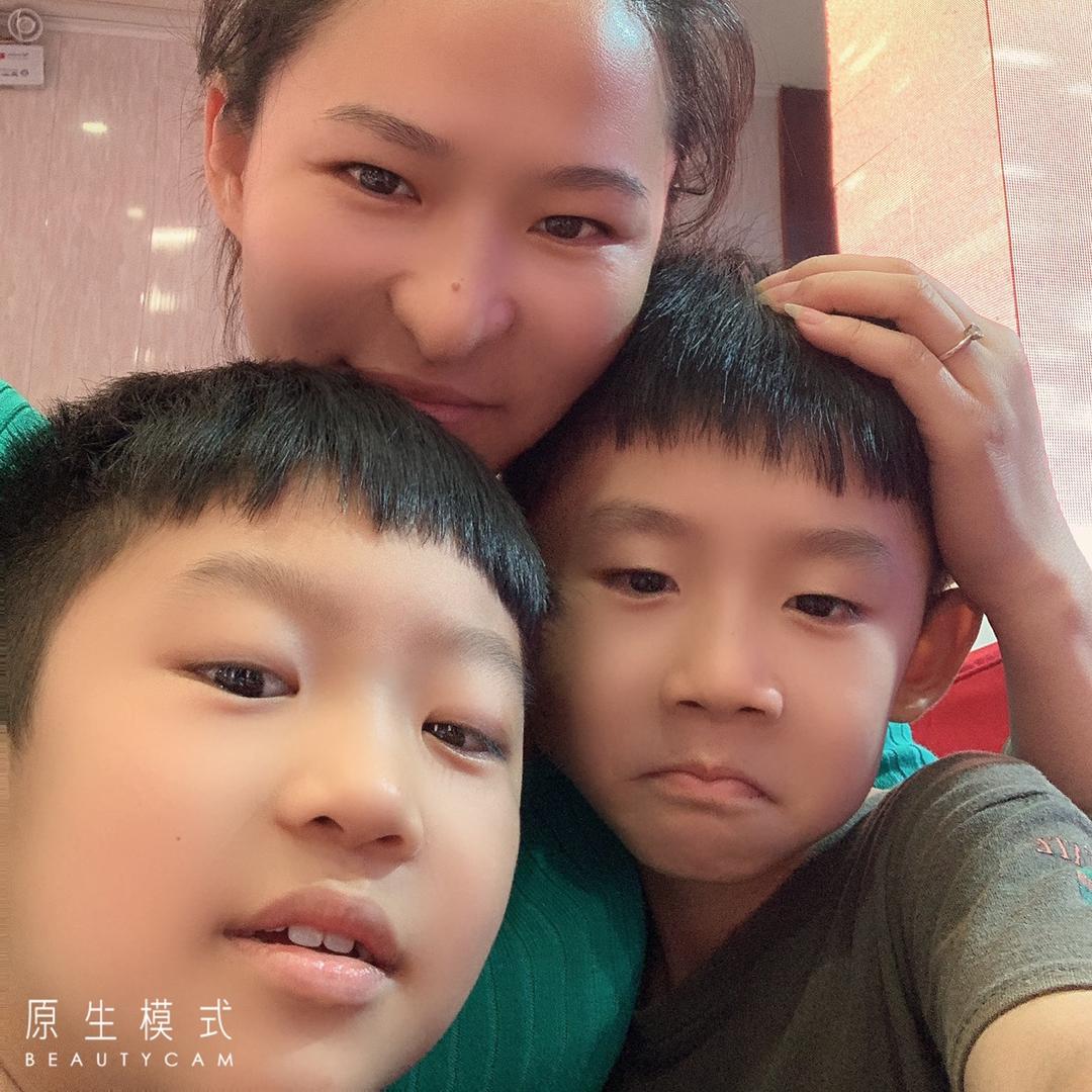 阳光下灿烂的笑容