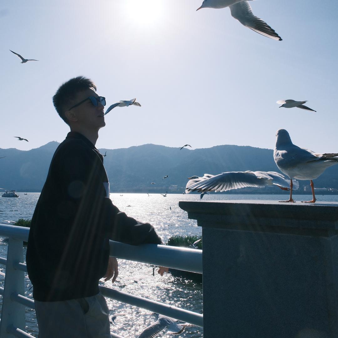 轻舟渡海见晨升