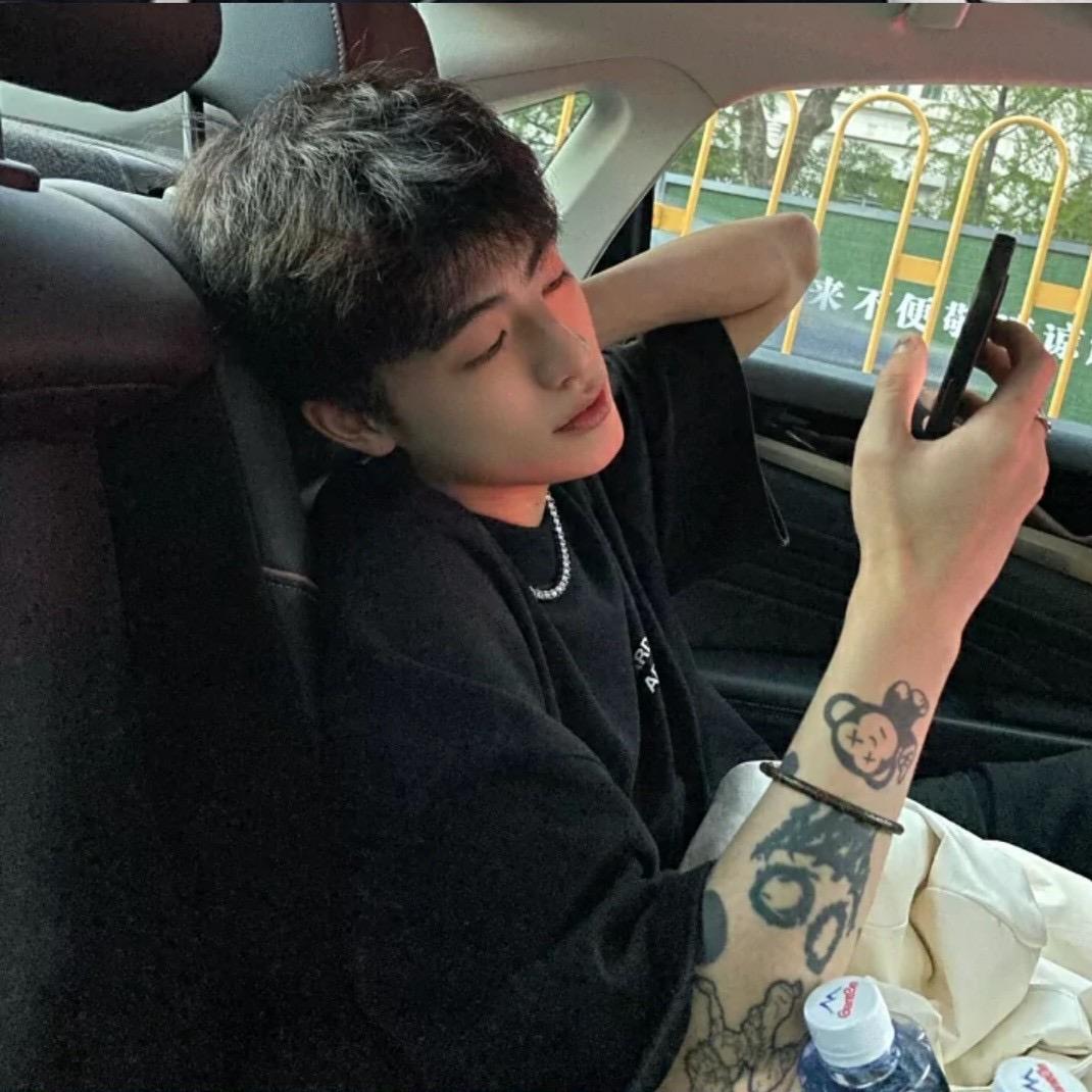 张 博 楠.