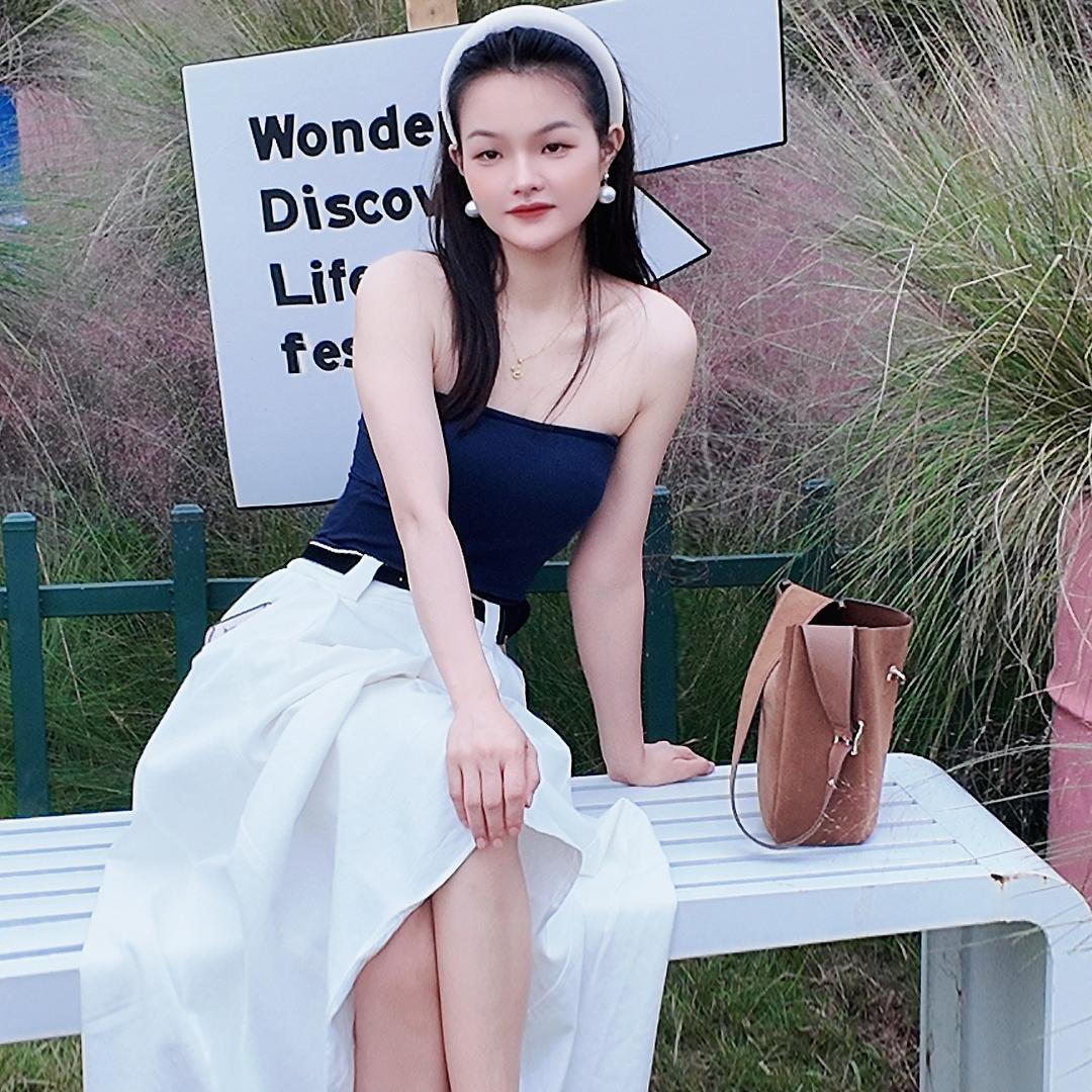 他身边的她笑靥如花
