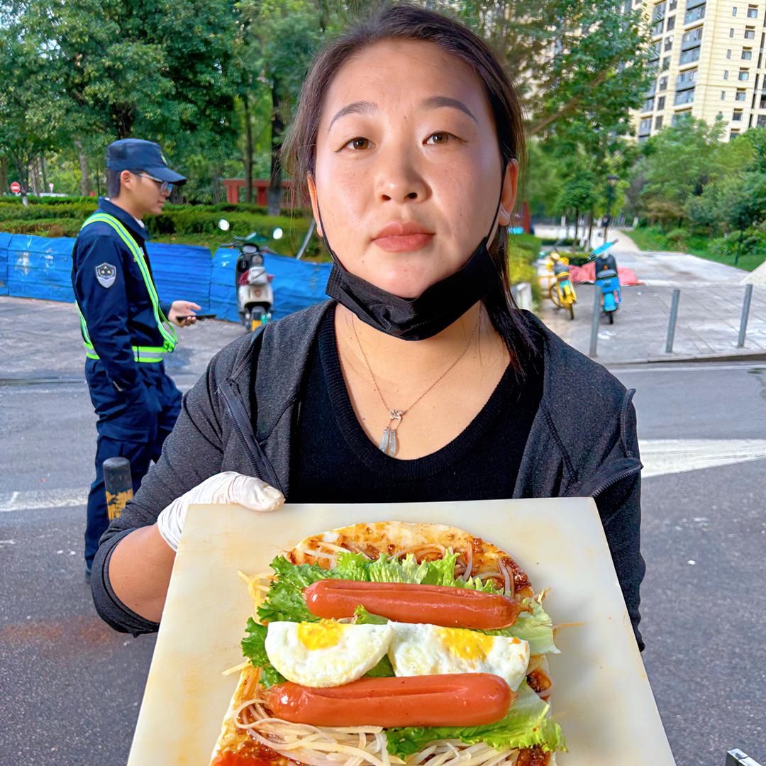 谢姐烧饵块的摆摊生活