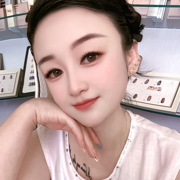 观里《内衣小筑》美甲美睫的娜娜