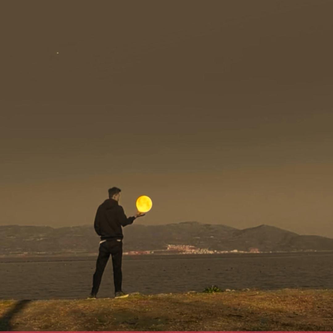 𝑴𝒐𝒐𝒏