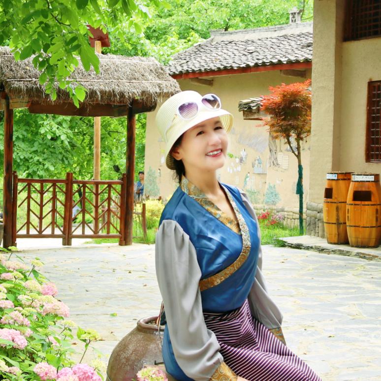 蓝天~楠木卡锅庄舞团