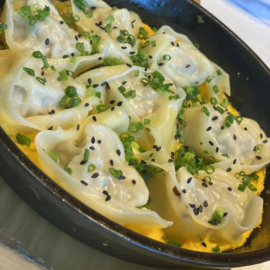 享受下午慵懒的阳光窝在床上喝一杯冰镇汽水