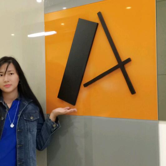Merlyn Lau 華