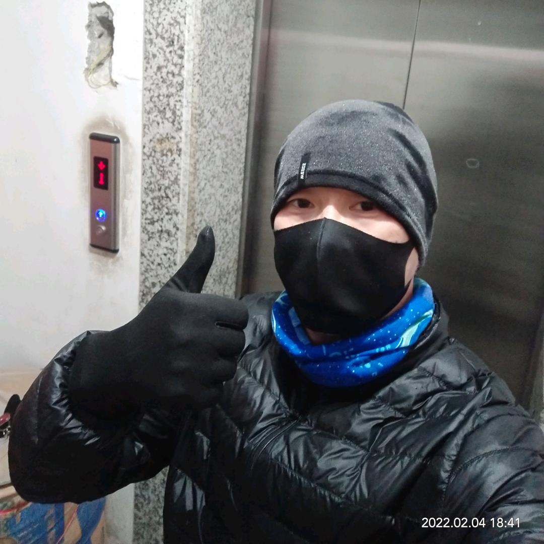 阳光烈日下的小男人