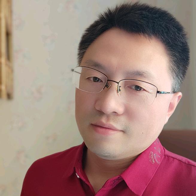 成哥哥专注涂抹调肤