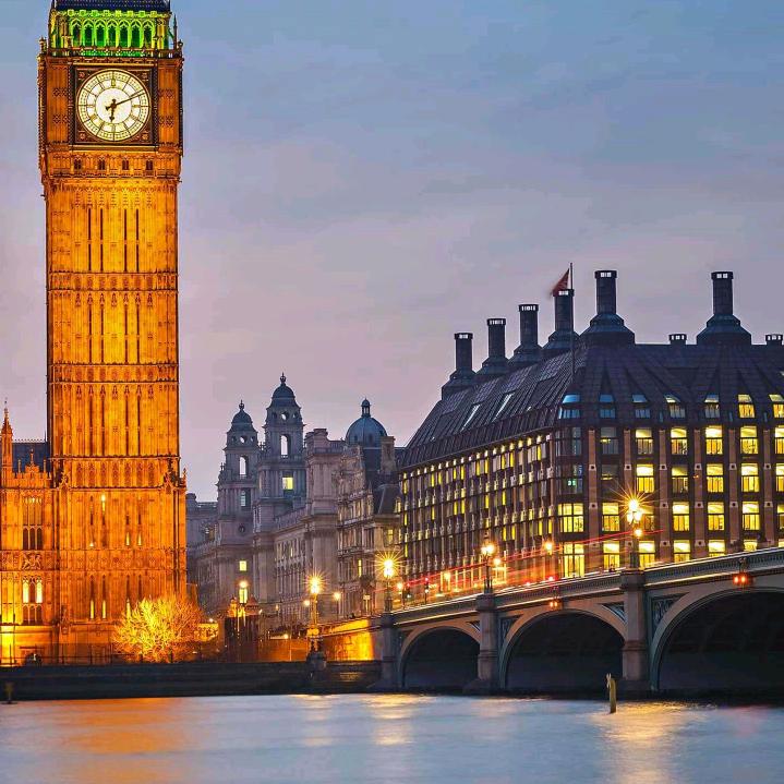 没有雨伞的孩子努力跑