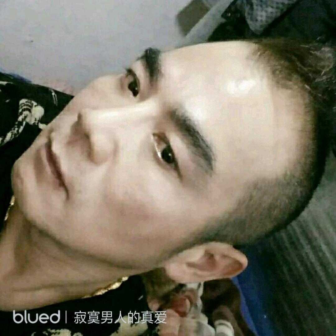 夜幕下的男人