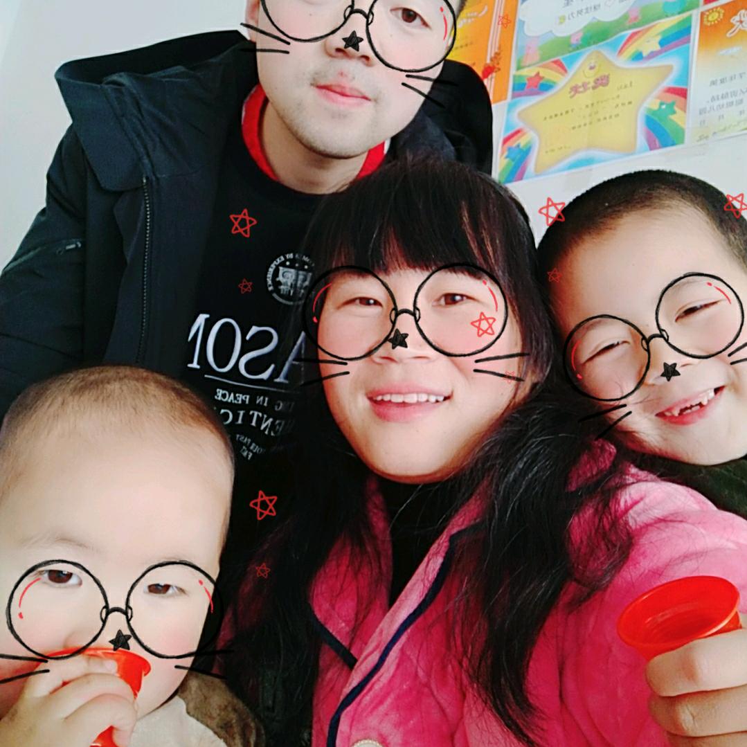 幸福快乐的一家人。