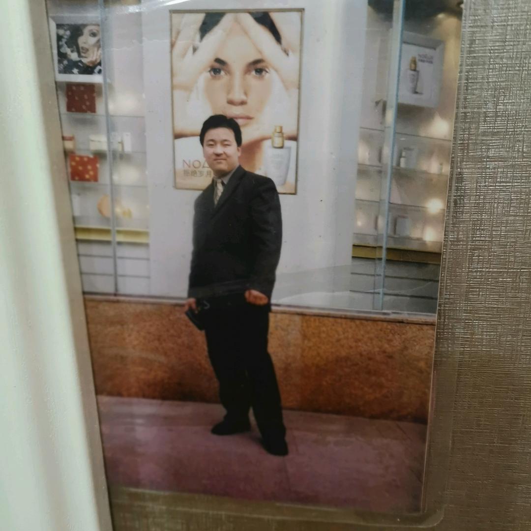 路进引香处 翩然雪海间