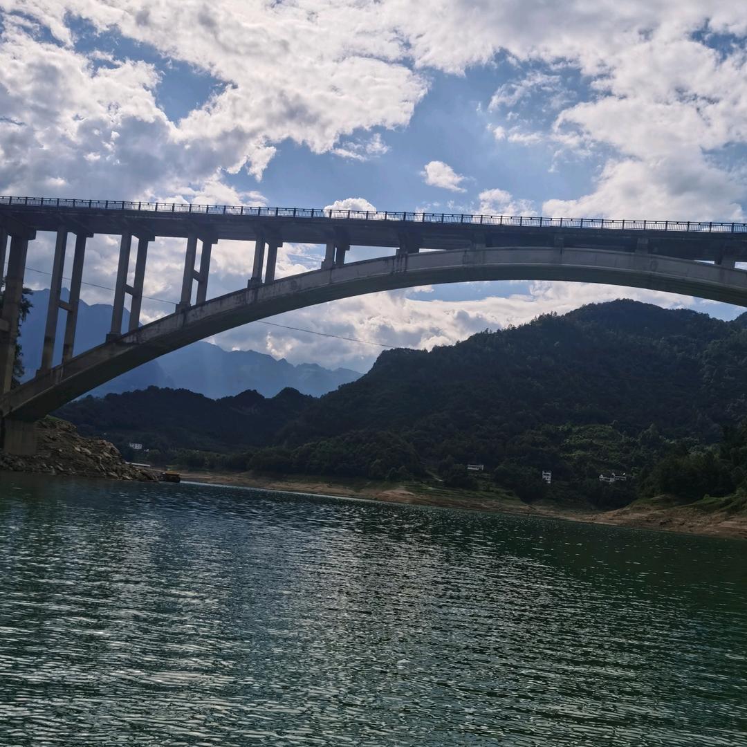 石桥湖畔的牧马人