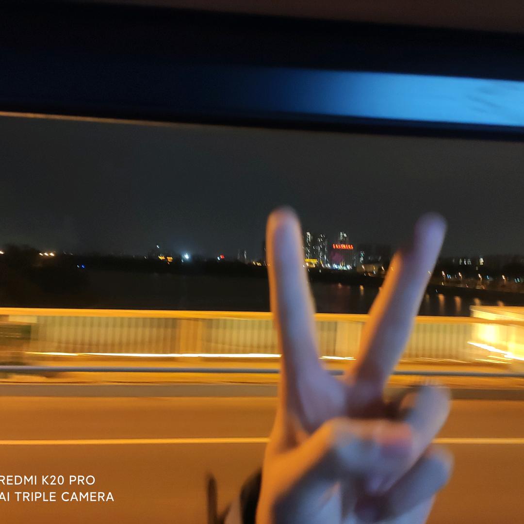 躲在角落喝歪歪