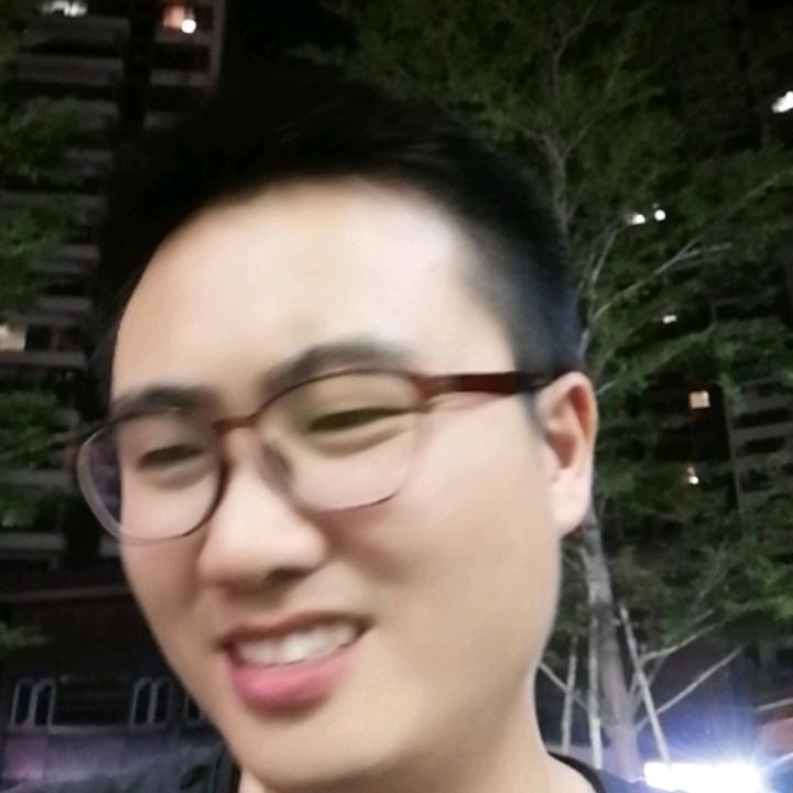 微笑着痛