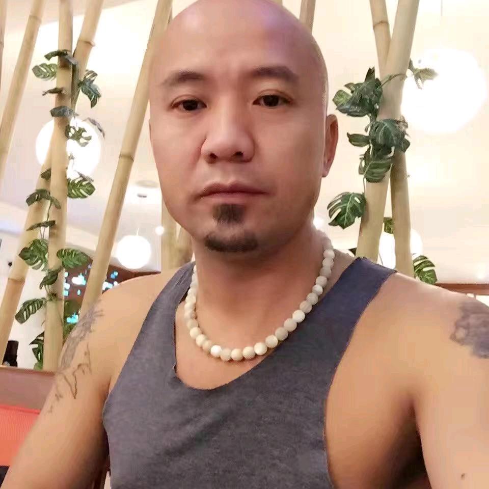 光着头…空着手…赤着脚杆往前走。