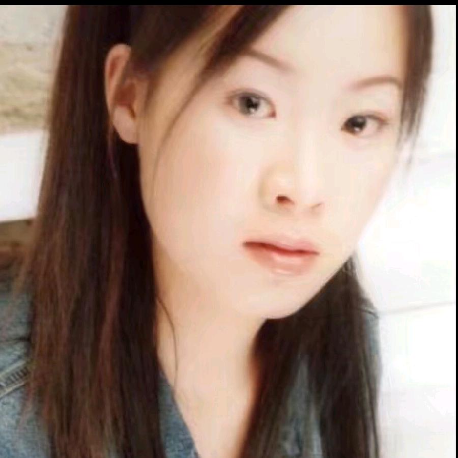 追剧的口罩女孩