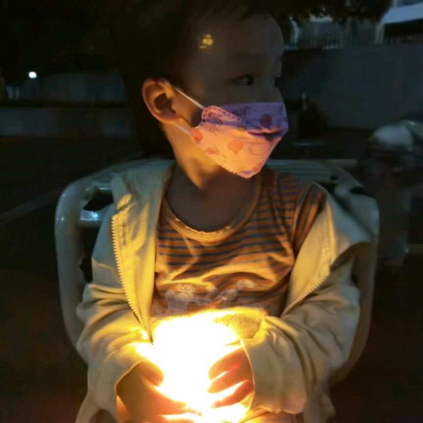 抱着星星的小女孩