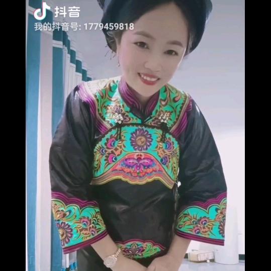 广西隆林壮乡花海民族服装。