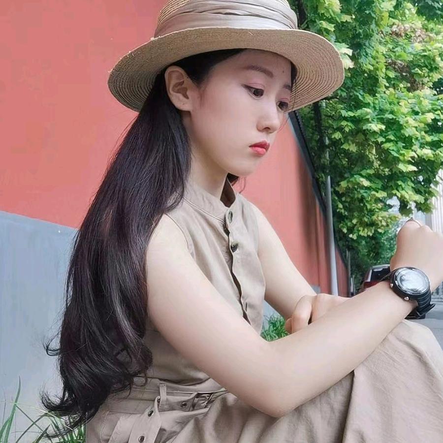 穿条纹体恤的女孩