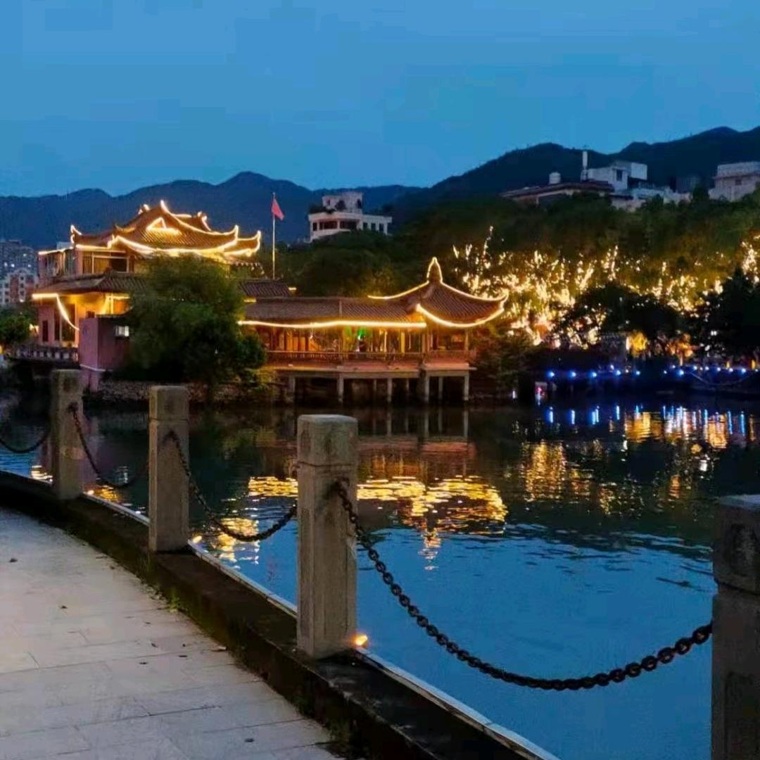 绿阴沉迷雨缠绵